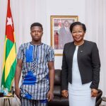 Sourou Malazoue, le jeune constructeur de la voiture Made in Togo reçu par le Premier Ministre.